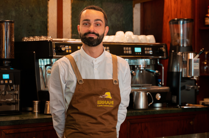 Foto del banco della Torrefazione Ernani a Milano, con soggetto Riccardo, barista e macchinista del team Ernani