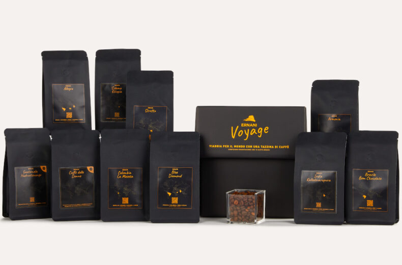 Foto rappresentativa del prodotto Ernani Voyage, la nuova confezione degustazione di Caffè Ernani, con ben 10 diversi caffè in pacchettini da 100g in grani o macinato