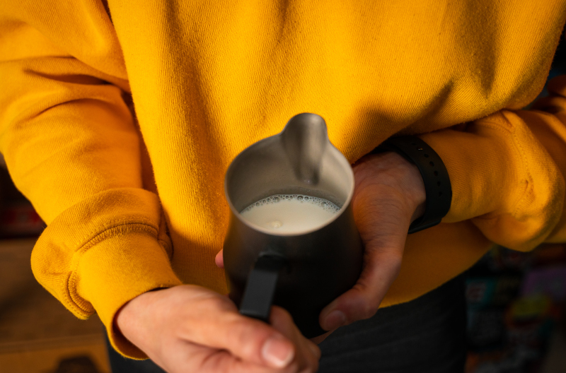 Foto di una lattiera da bar per la montatura del latte, per mostrare il livello giusto di latte da inserire all'interno.