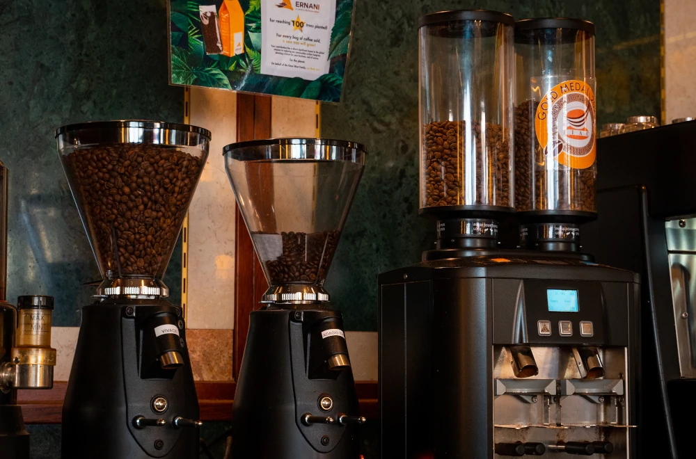 Foto di quattro macinacaffè on demanda alla Torrefazione Ernani a Milano con quattro diversi caffè al suo interno.